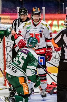 Örebros Siim Liivik och Färjestads Ole-Kristian Tollefsen