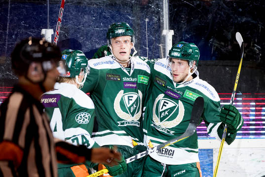 Färjestads Johan Ryno jublar och grattas av Färjestads