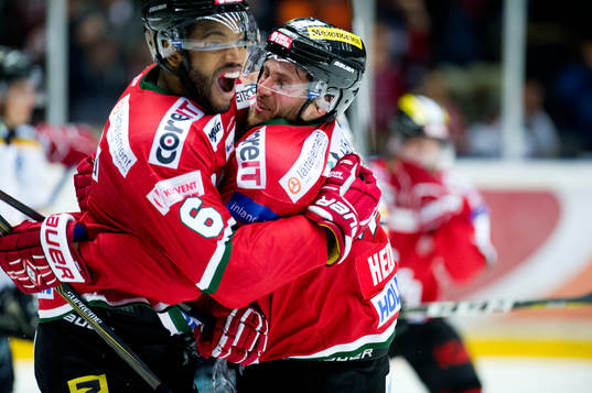 Modos Drew Paris och Modos Oscar Hedman jublar