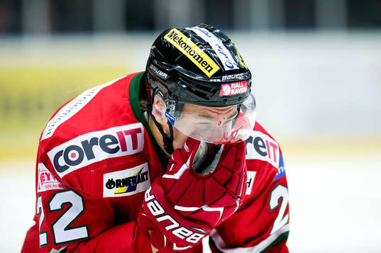 Modos Emil Molin håller sig för ansiktet