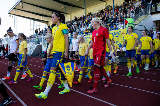 Sveriges Anna Oskarsson följd av målvakt Emma Holmgren