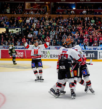Örebros Johan Wiklander jublar