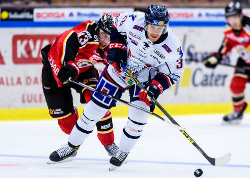 Linköpings Niklas Fogström jagas av Luleås Christopher