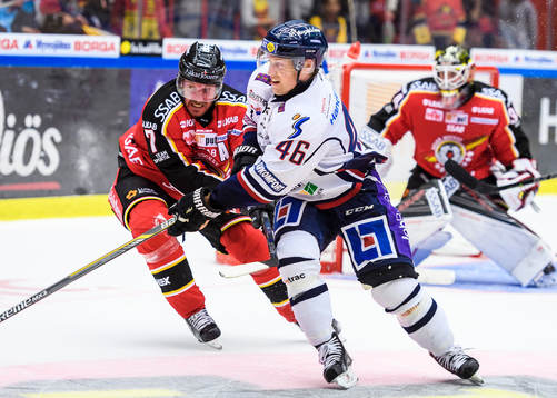 Linköpings Mathis Olimb jagas av Luleås Jan Sandström