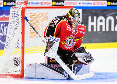 Luleås målvakt Joel Lassinatti räddar ett skott