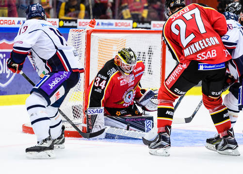 Luleås målvakt Joel Lassinatti räddar ett skott