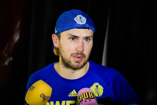 Sveriges Marcus Krüger blir intervjuad av media