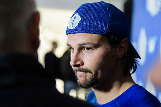 Sveriges Erik Karlsson blir intervjuad av media