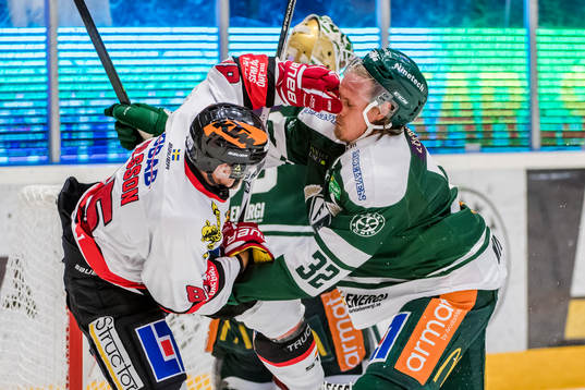 Örebros Kalle Olsson och Färjestads Magnus Nygren bråkar