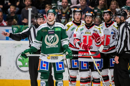 Färjestads Per Åslund kollar jumbotronen