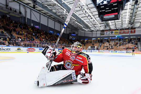 Luleås målvakt Joel Lassinatti firar vinsten framför