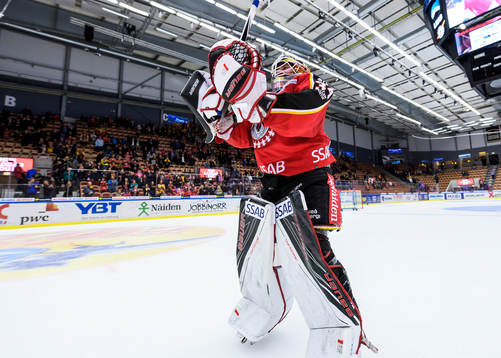 Luleås målvakt Joel Lassinatti firar vinsten framför