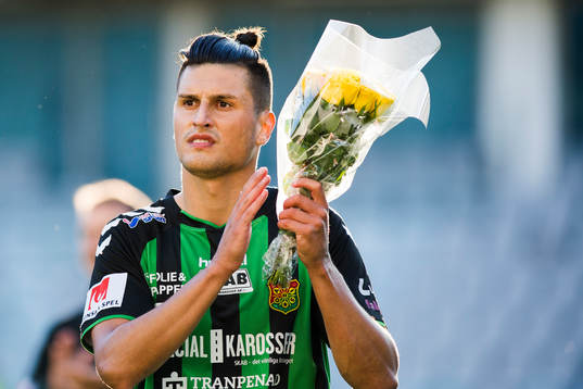 GAIS Luka Mijaljevic med blommor han fått som matchens