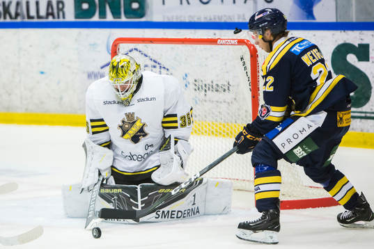 s målvakt Robin Rahm med en räddning
