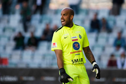 Athletics målvakt Joshua Wicks reagerar