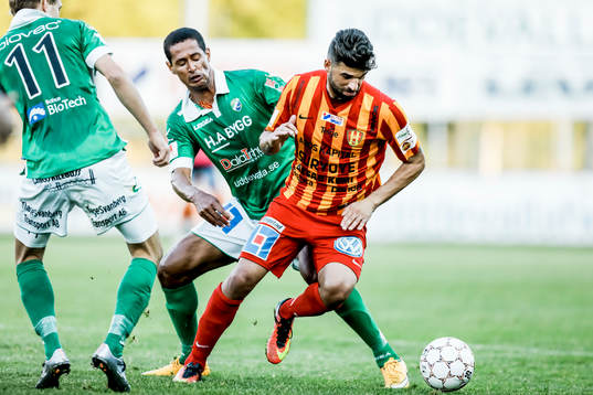 Syrianskas Mattias Mete före Ljungskiles Josemar Santana