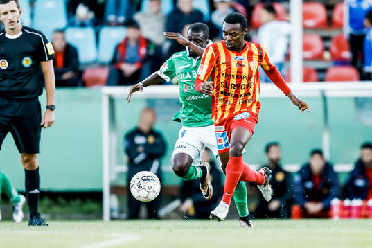 Syrianskas Success Nwosu  före Ljungskiles Yussif Chibsah