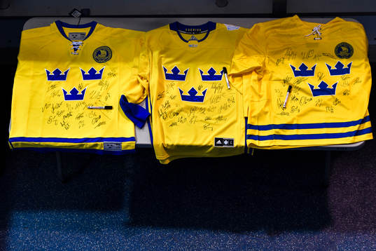 Matchtröjor med autografer från Sveriges spelare
