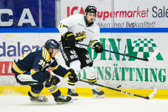 s Daniel Olsson Trkulja i kamp om pucken Södertäljes Karl