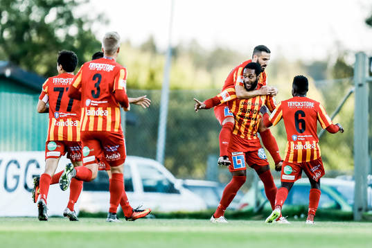Syrianskas Yoann Arquin  har gjort 0-1 och jublar med
