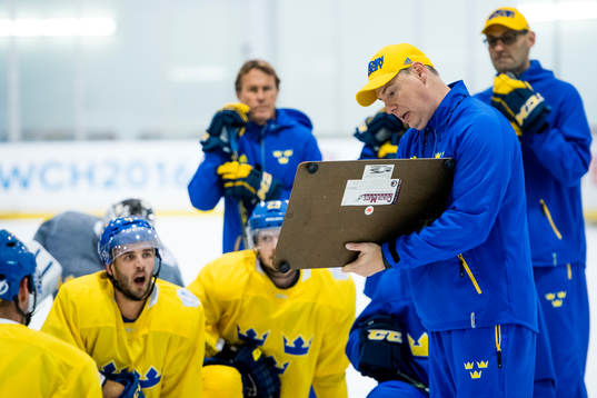 Sveriges förbundskapten Rikard Grönborg leder en samling