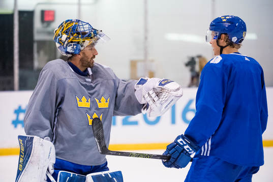 Sveriges målvakt Henrik Lundqvist och Hampus Lindholm