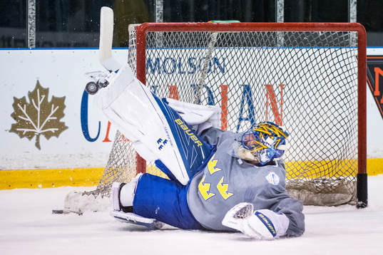 Sveriges målvakt Henrik Lundqvist räddar