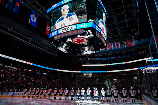 s spelare före ishockeymatchen mellan Europa och USA