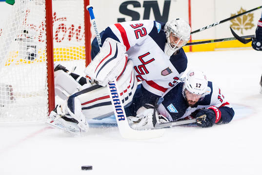 s målvakt Jonathan Quick får påhälsning från Ryan