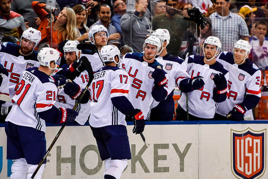 s Derek Stepan och Ryan Kesler jublar