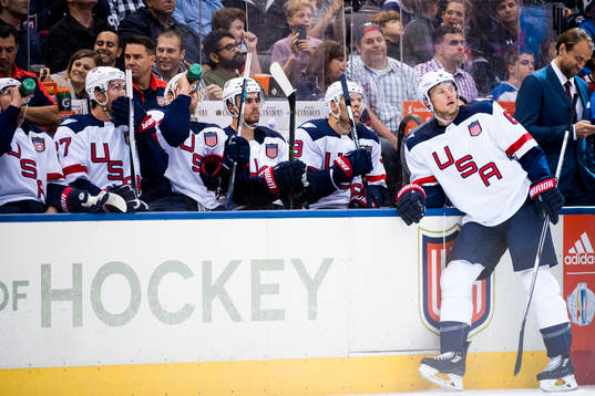 s Erik Johnson deppar med bänken