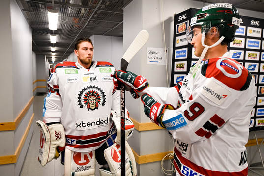 Frölundas målvakt Dan Bakala och Casey Wellman före