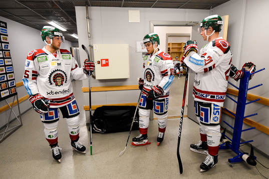 Frölundas spelare före  ishockeymatchen i SHL mellan