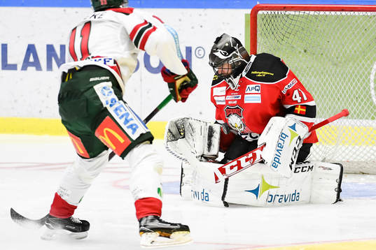 Frölundas Victor Olofsson  och Malmö Redhawks målvakt