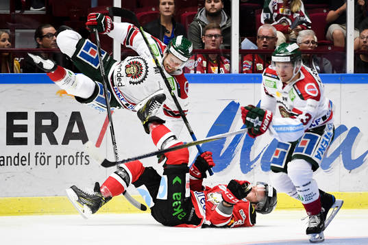 Frölundas Jonathan Sigalet tacklar Malmö Redhawks