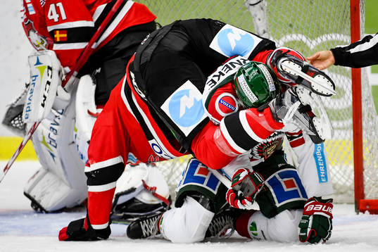 Malmö Redhawks Noah Welch och Frölundas Simon Hjalmarsson