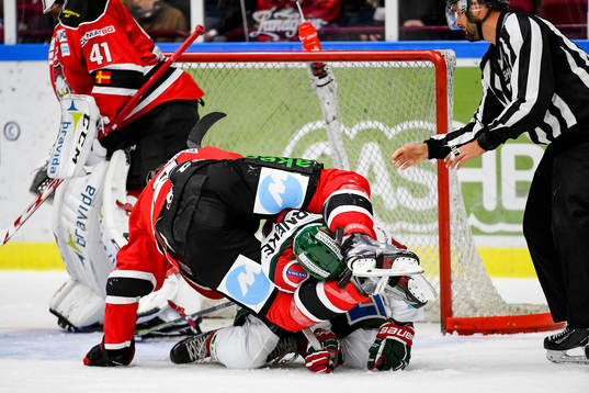 Malmö Redhawks Noah Welch och Frölundas Simon Hjalmarsson