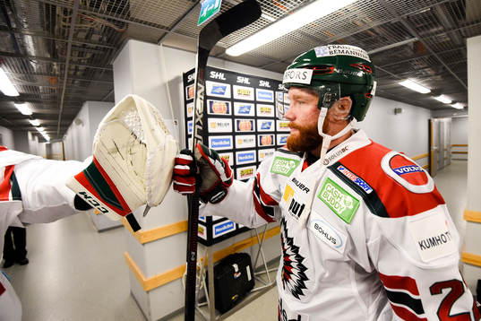 Frölundas Robin Figren  före ishockeymatchen i SHL mellan