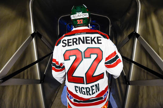 Frölundas Robin Figren  före ishockeymatchen i SHL mellan