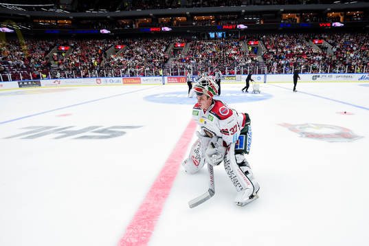 Färjestads målvakt Johan Gustafsson deppar