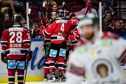 Malmö Redhawks Robin Alvarez och Noah Welch jublar med