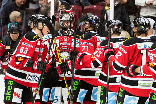 Malmö Redhawks spelare jublar med målvakt Cristopher