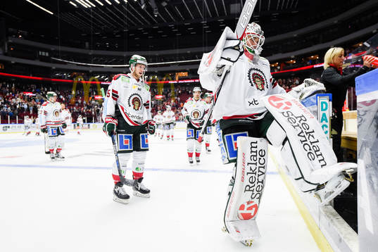 Frölundas målvakt Johan Gustafsson lämnar isen