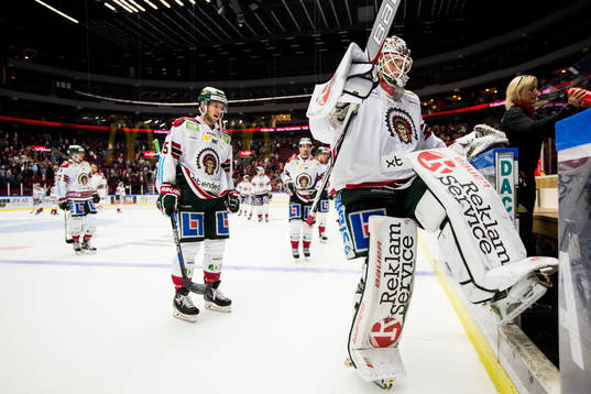 Frölundas målvakt Johan Gustafsson och Matt Donovan
