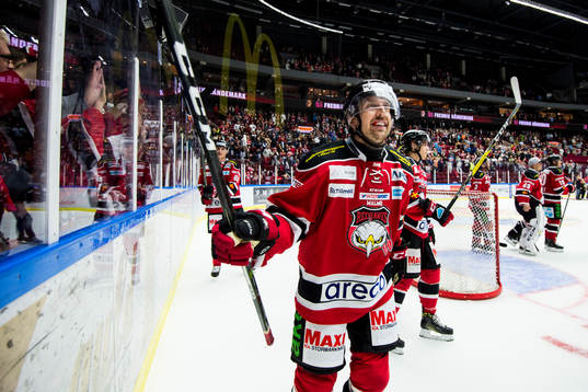Malmö Redhawks Erik Andersson jublar mot publiken