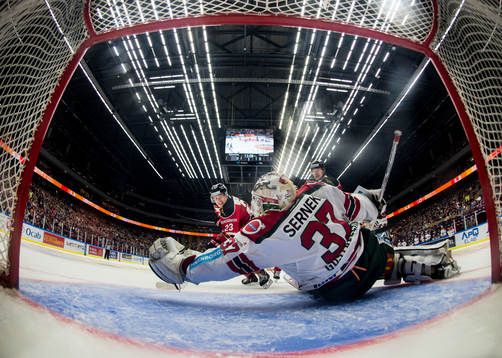 Malmö Redhawks Christoffer Forsberg med målchans mot