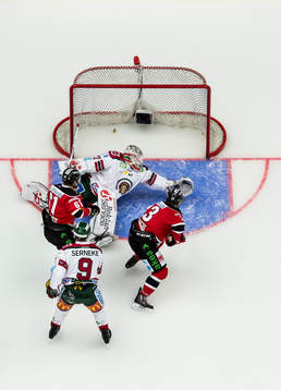 Frölundas målvakt Johan Gustafsson räddar en målchans