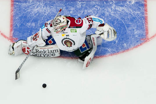Frölundas målvakt Johan Gustafsson gör en räddning