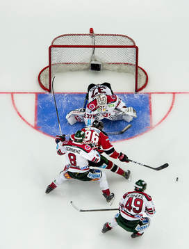 Malmö Redhawks Kim Rosdahl med målchans mot Frölundas