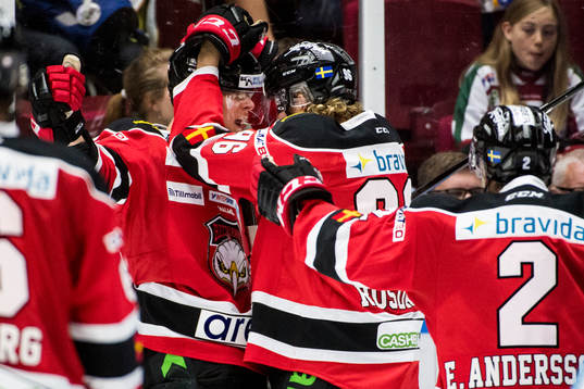 Malmö Redhawks Fredrik Händemark jublar ihop med Kim